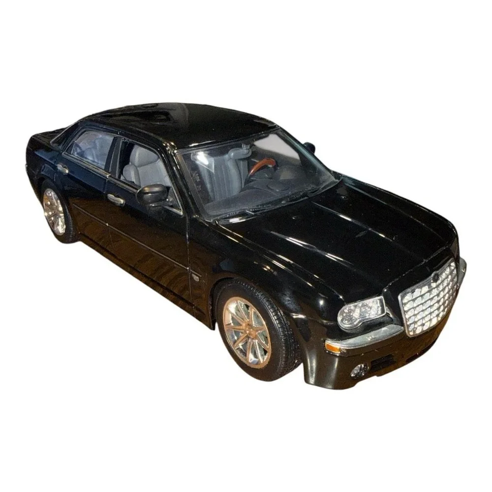 Maisto 2005 Chrysler 300C Hemi Black 1:18 Diecast Collectable Car